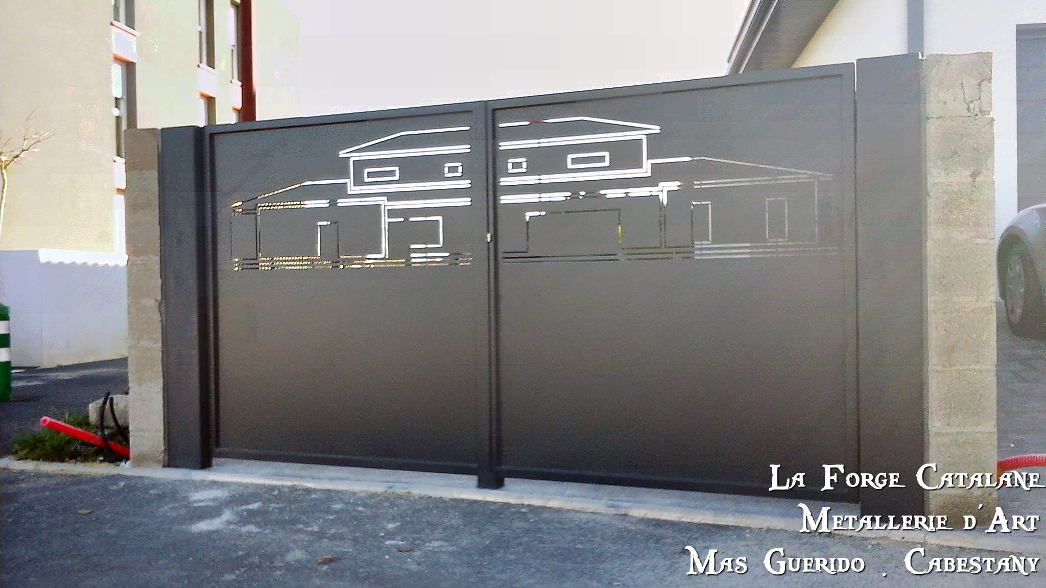 Portail moderne 2 vantaux thermolaque decoupe laser fer La Forge Catalane Cabestany.jpg